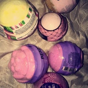 6 assorted bath bombs
